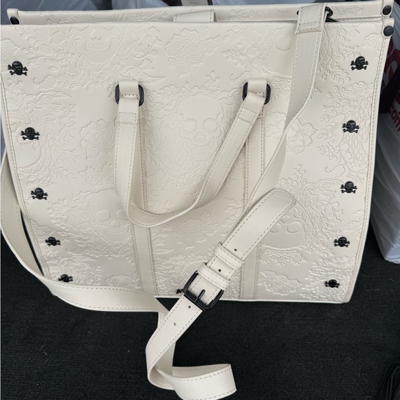 Betsey Johnson cream Halloween embossed Skull tote w Skull Keychain 2024 - Picture 2 of 14